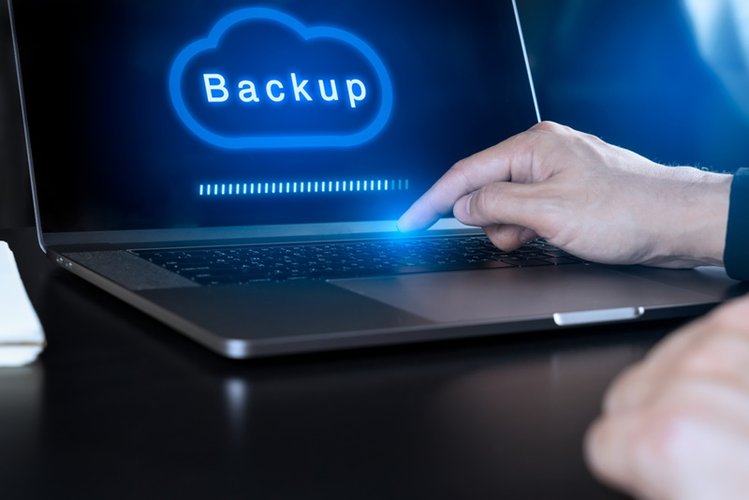 Norton 360 Deluxe oferece backup na nuvem.