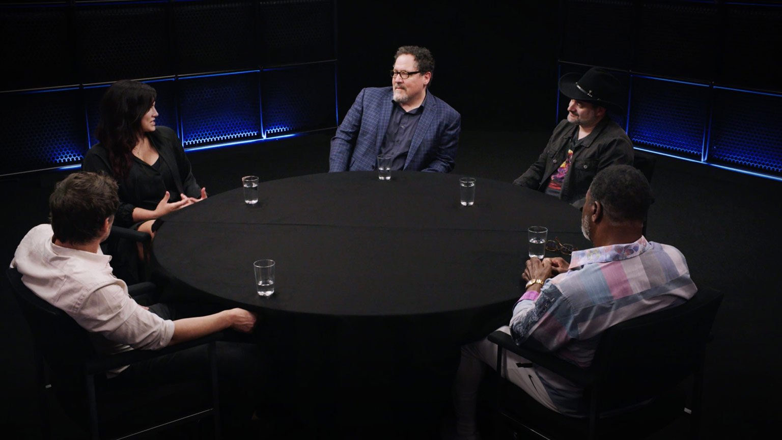 Durante a atração, os produtores-executivos Jon Favreau e Dave Filoni conversam com o elenco.