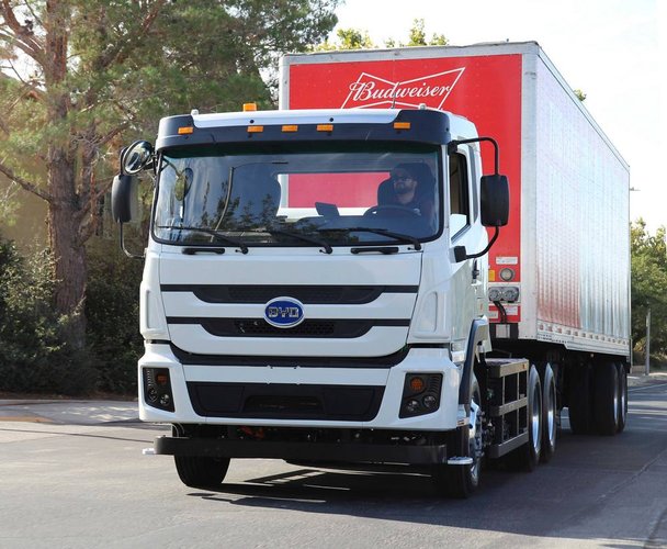 A chinesa BYD é a maior fornecedora de caminhões elétricos para os EUA.