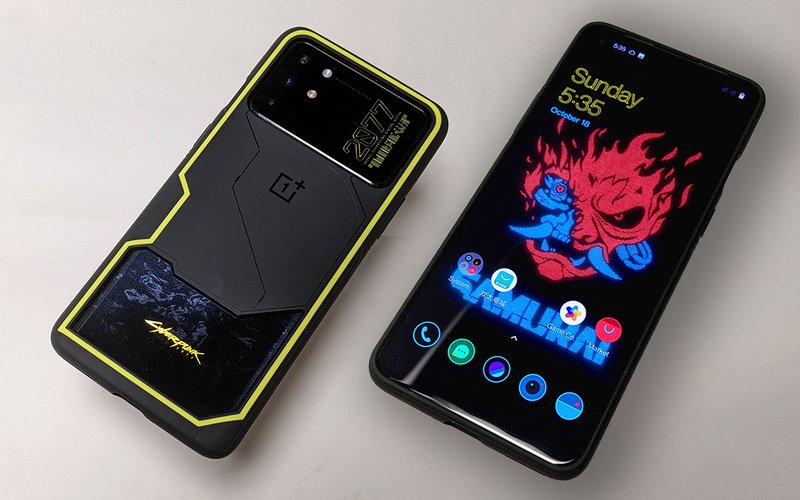 Celular OnePlus 8T em sua edição Cyberpunk 2077. (Fonte: OnePlus, SlashGear / Reprodução, Modificada)