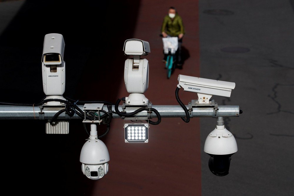 Câmeras de vigilância em uma rua de Beijing.
