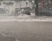 Chuva em São Carlos (SP) causa alagamentos e arrasta carros