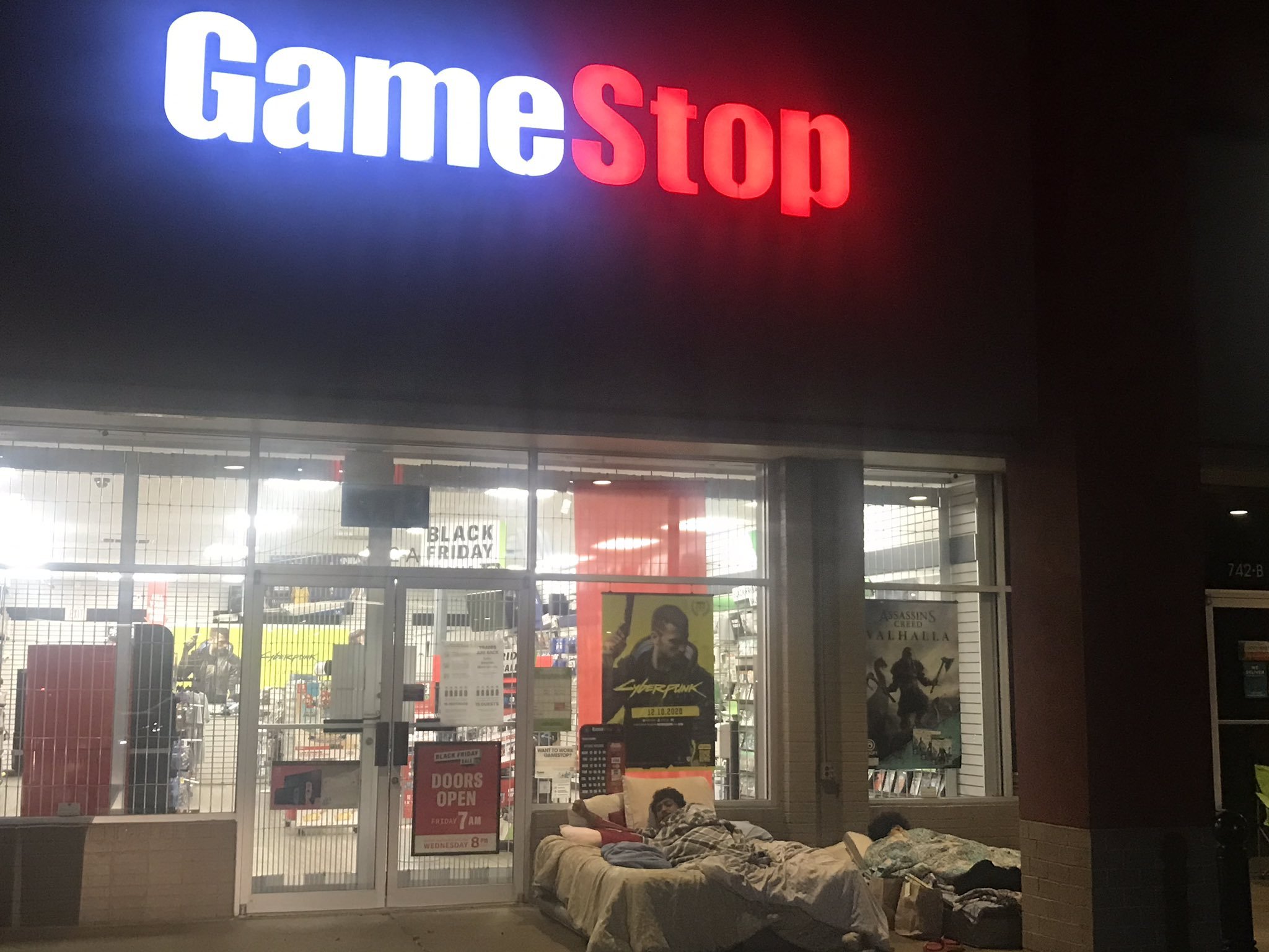 Consumidores dormiram na frente de uma loja da GameStop na esperança de comprar um PS5 ou um Xbox Series S/X