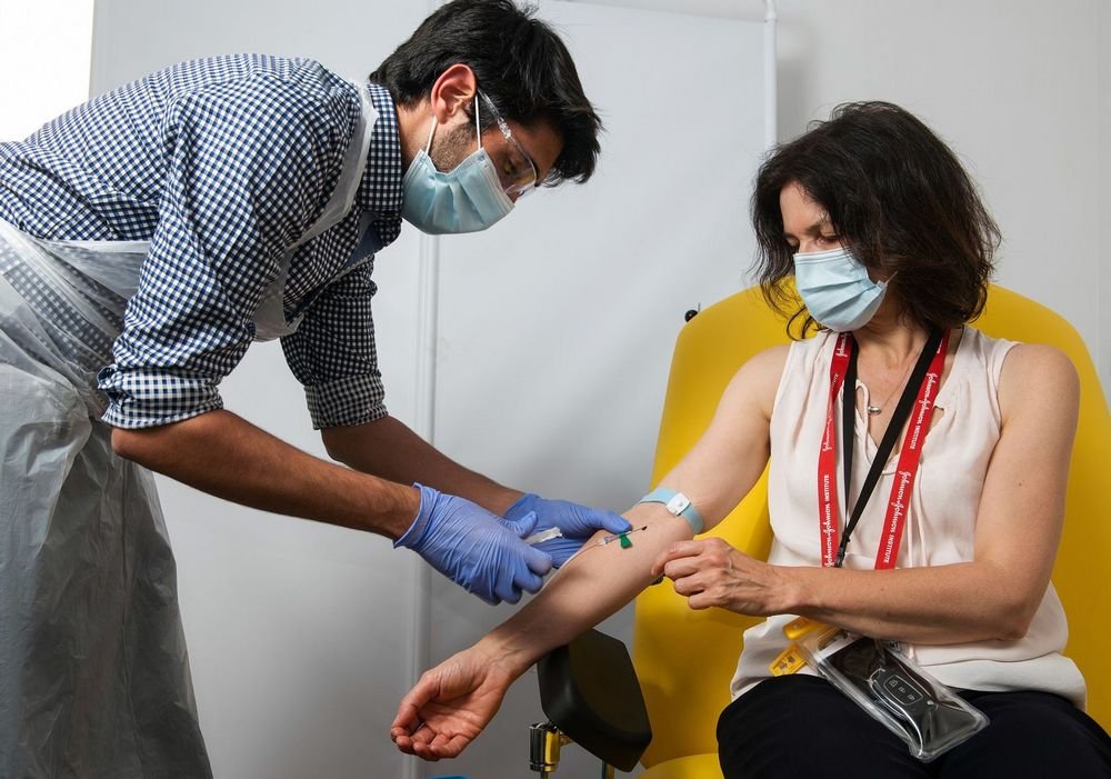 Mulher recebe a vacina candidata ChAdOx1, da Universidade de Oxford, na Fase 2 dos testes clinicos.