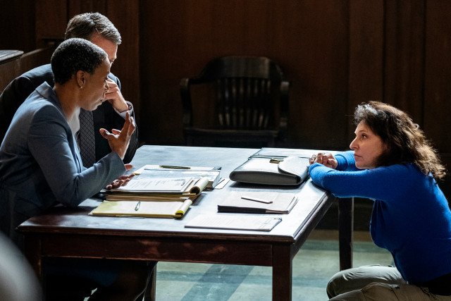 Susanne Bier, à direita, conversa com os atores na cena do tribunal. (Fonte: HBO/Divulgação)
