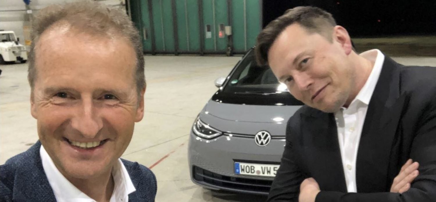 Herbert Diess e Elon Musk em visita à fábrica da Volkswagen.
