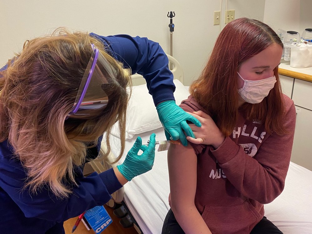 Katelyn Evans, de 16 anos, toma a primeira dose da vacina no ensaio clínico da Pfizer.