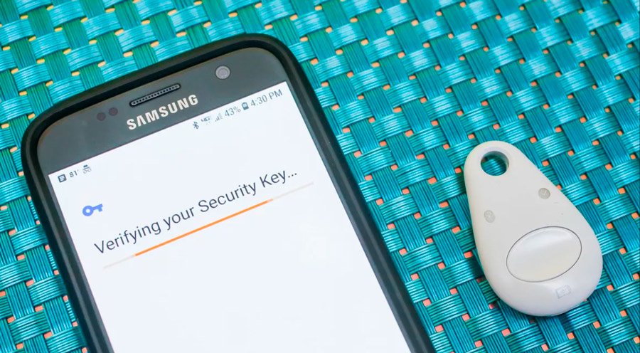 Titan Key, chave de segurança física feita pela Google, em uso com celular da Samsung