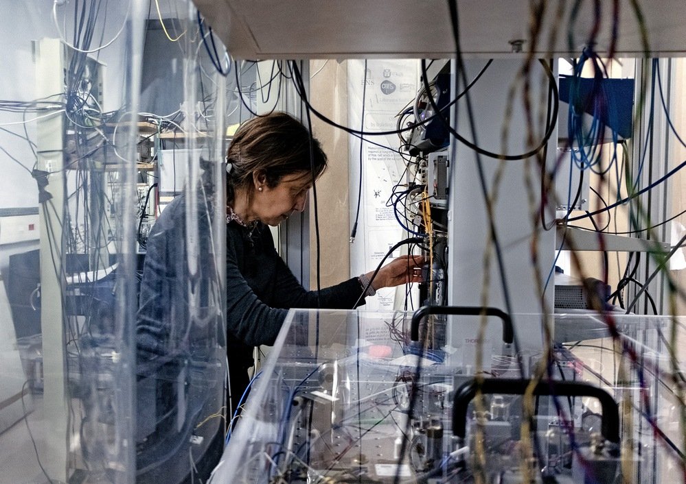 A física Saïda Guellati-Khélifa trabalha em seu laboratório, em Paris.