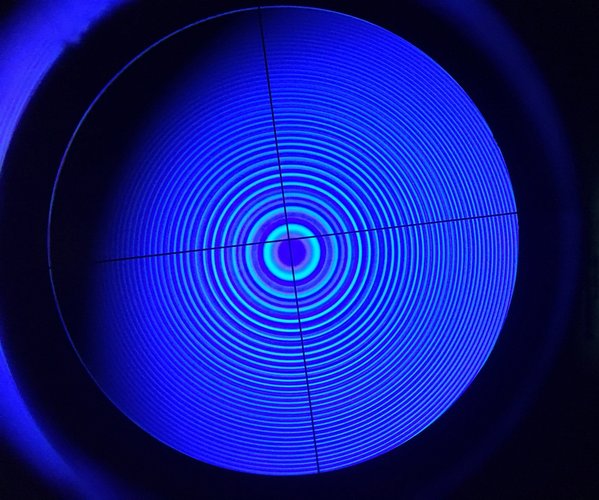 A constante de estrutura fina foi introduzida em 1916 pelo físico Arnold Sommerfeld para quantificar o minúsculo intervalo entre duas linhas no espectro de cores emitido por certos átomos (eles podem ser vistas acima, na imagem de um interferômetro).