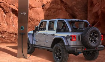 Monólito de Utah vira carregador para Jeep híbrido em anúncio