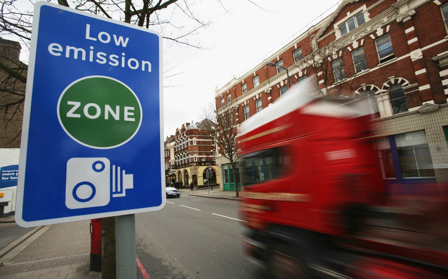 Cidades como Londres possuem zonas restritas a circulação de apenas veículos de baixa emissão.