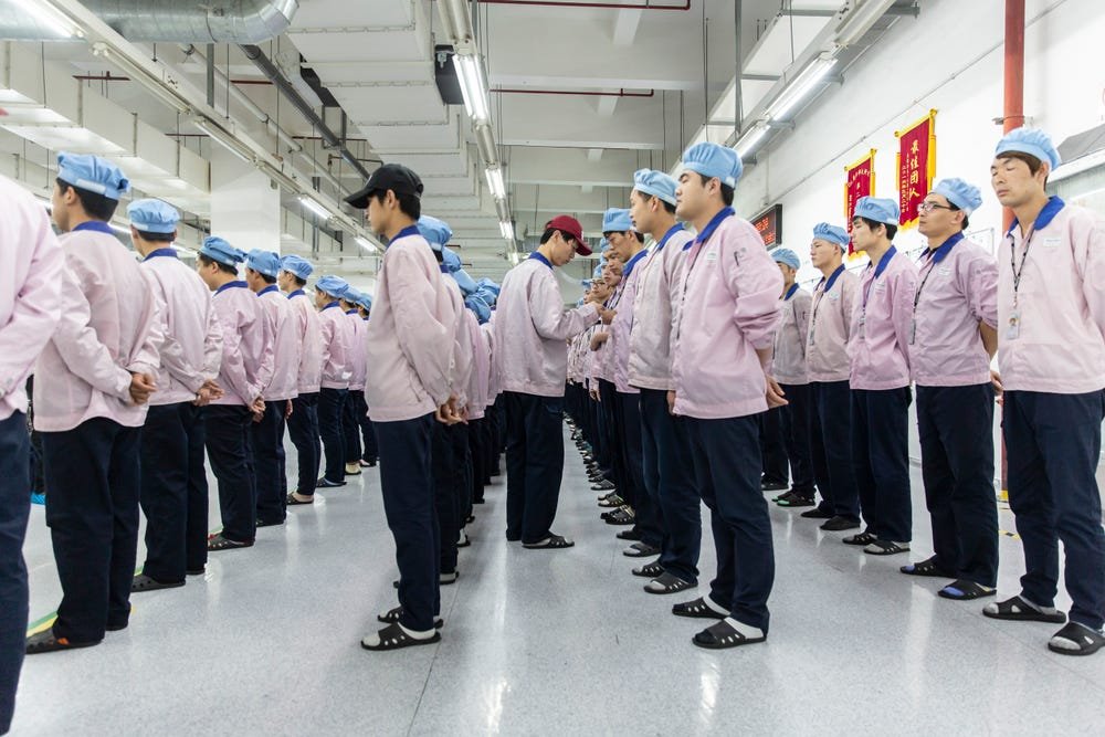 Trabalhadores da Pegatron Corp., parceira da Apple, em uma fábrica em Xangai.