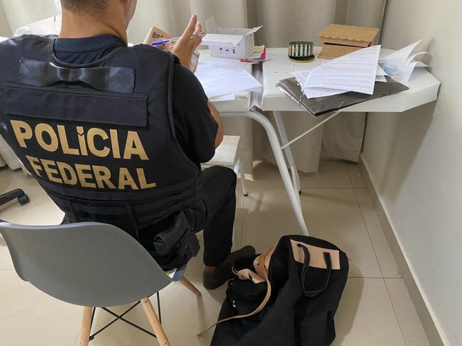 Ação da Polícia Federal envolve mandados de busca e apreensão.