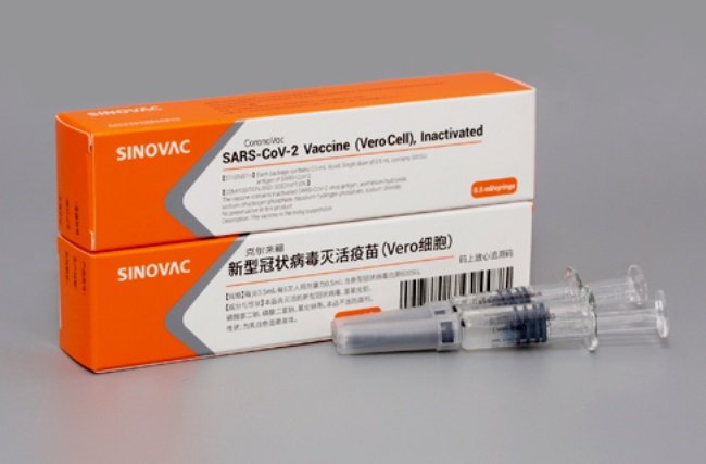 A CoronaVac é considerada uma das vacinas contra covid-19 mais seguras entre as testadas no Brasil.