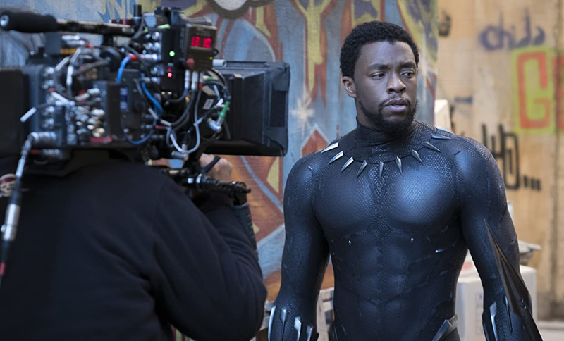 Chadwick Boseman durante as gravações de 'Pantera Negra'