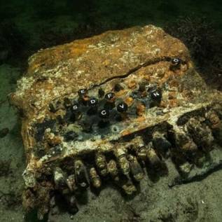 Imagem de Máquina de criptografia nazista é encontrada no fundo do mar