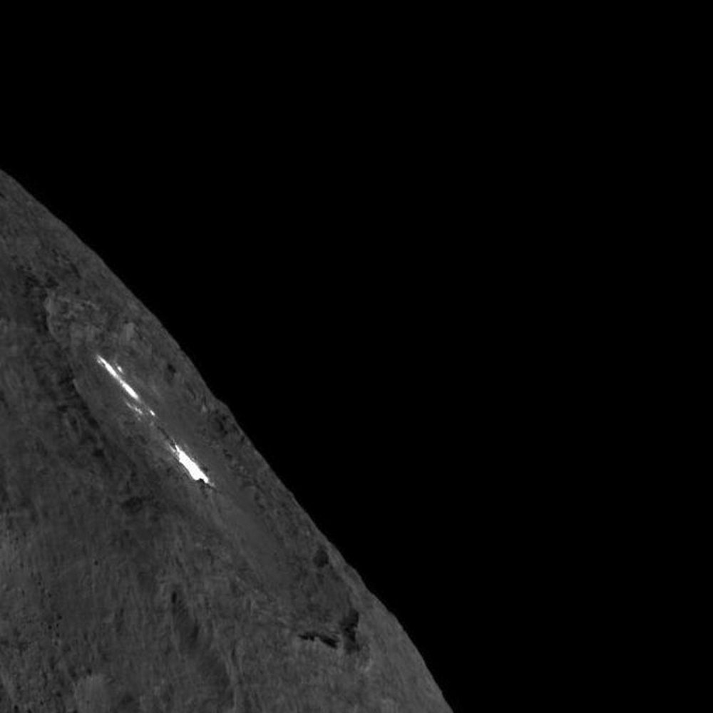 As áreas brilhantes em Ceres são depósitos de carbonato de sódio, levados à superfície pela água de um oceano subterrâneo.