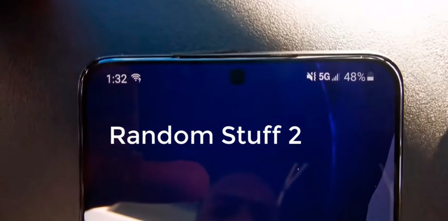 A câmera do Galaxy S21+ aparece em um buraco na tela