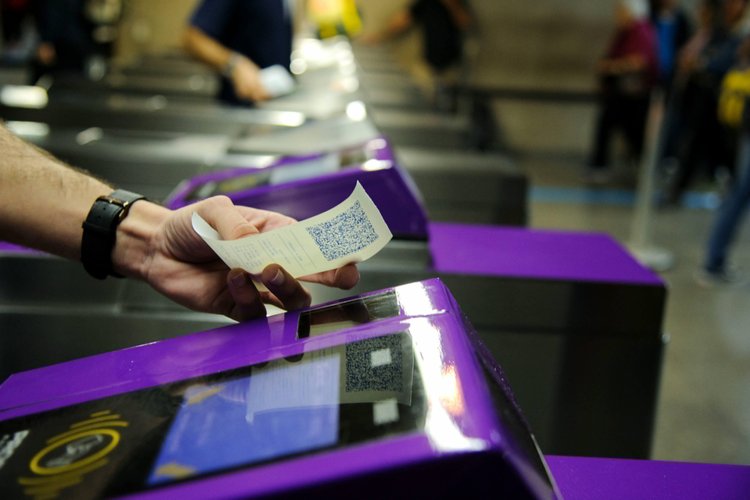 Os bilhetes impressos com QR Code serão vendidos nas estações e em lojas parceiras.