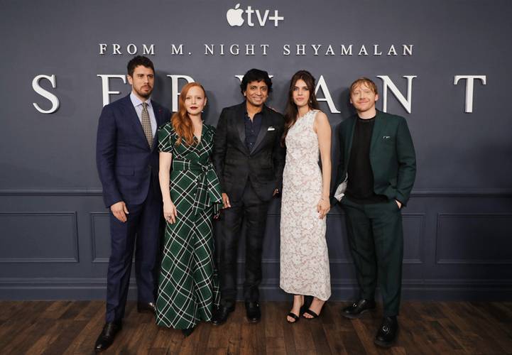 O elenco e M. Night Shyamalan na premiere de Servant. (Fonte: Apple/Reprodução)