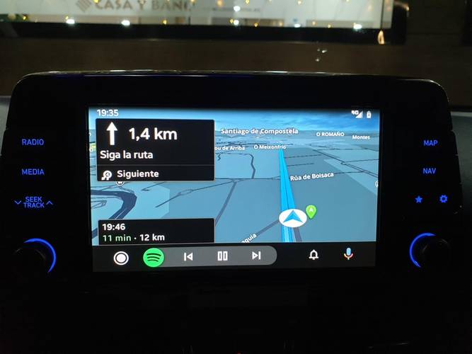 Imagem da interface do Sygic no Android Auto.