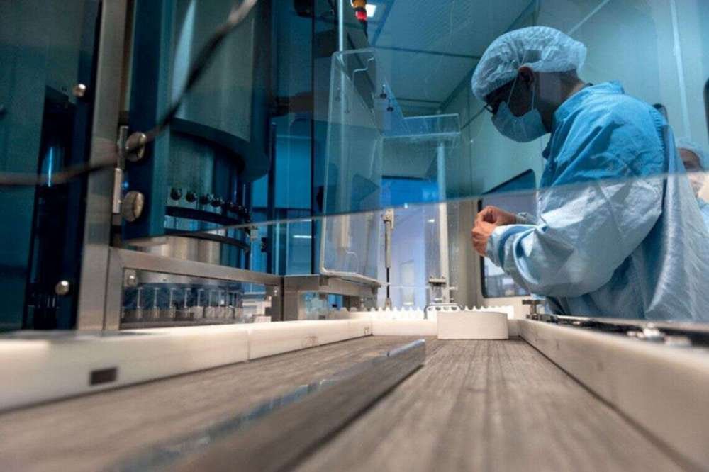 Técnico inspeciona vacinas na linha de produção de Bio-Manguinhos.