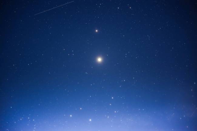 Júpiter e Saturno em destaque no céu.