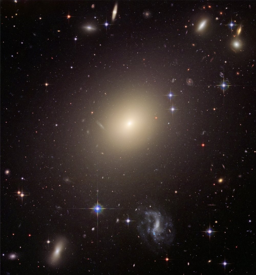 A galáxia gigante elíptica ESO 325-G004, no centro do aglomerado Abell S0740.