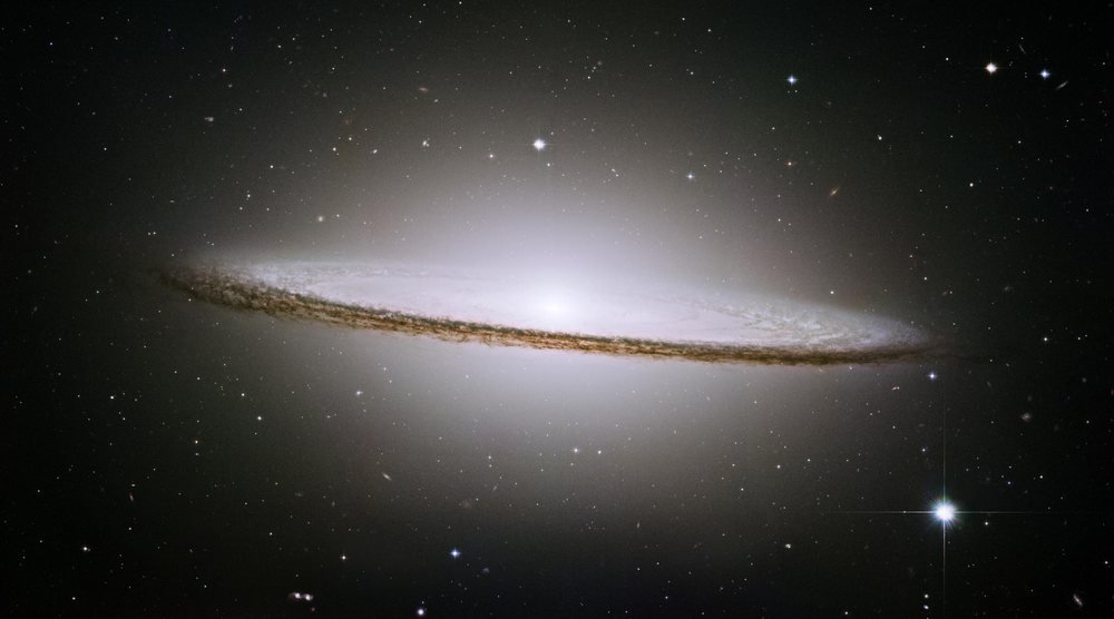 A galáxia do Sombrero (Messier 104).