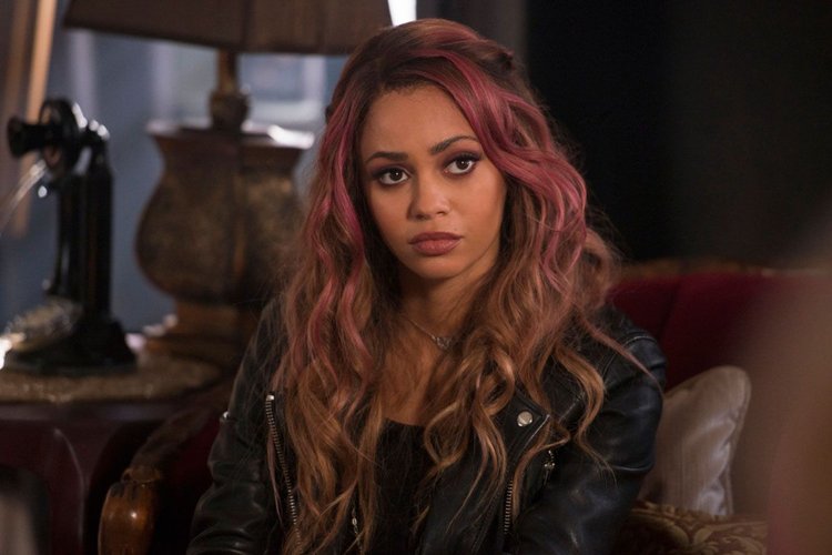 Vanessa Morgan como Toni Topaz em Riverdale. (Reprodução)