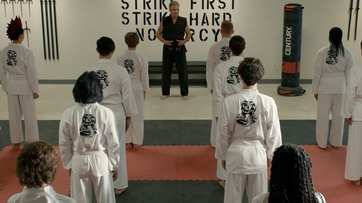 Crítica: 5ª temporada de Cobra Kai traz foco em personagens adultos