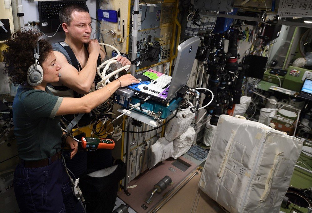 O astronauta Andrew Morgan participa de um dos estudos a bordo da ISS.