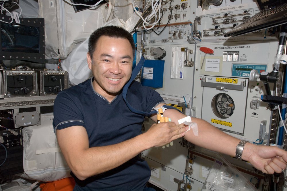 O astronauta Akihiko Hoshide, depois de coletar sangue a bordo da ISS.