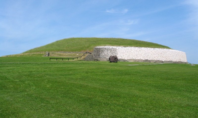 A tumba Newgrange, no Conjunto Arqueológico do Vale de Boyne (Foto: Wikipedia)