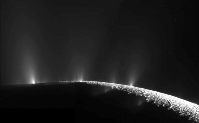 Gêiseres de Enceladus.