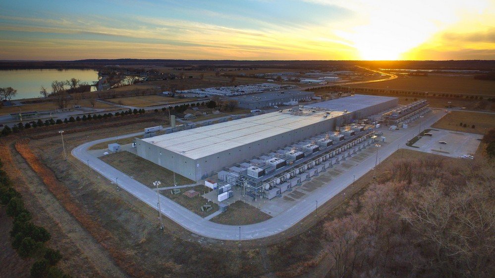 Data centers da Google em Iowa: aprimoramento de sua IA consome gigantescas quantidades de energia.