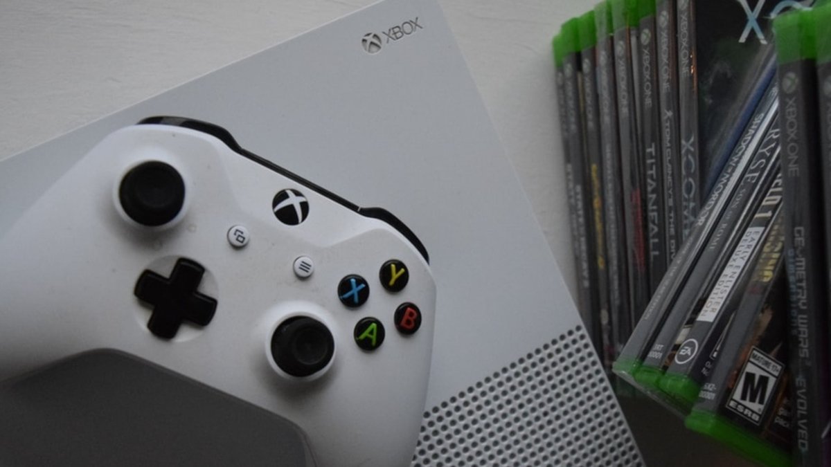 Xbox One S 1TB Microsoft 1 Controle com 1 Jogo - via Download