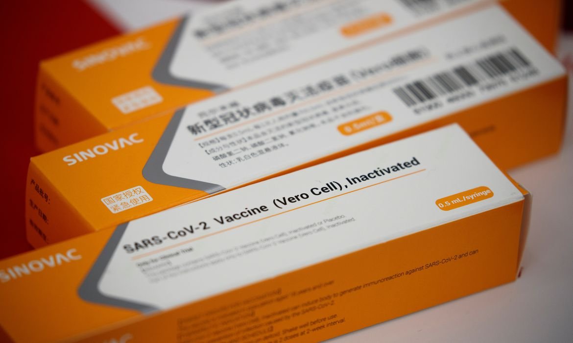 No Brasil, a vacinação contra covid-19 começará ainda em janeiro.