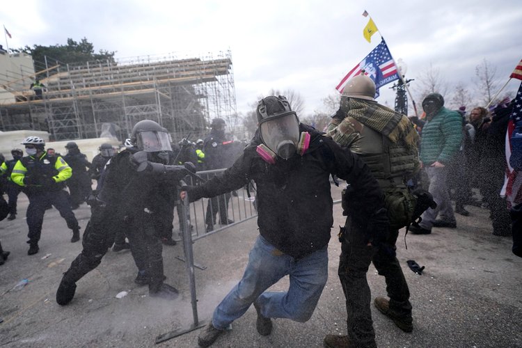 O protesto no Capitólio norte-americano, incitado por Trump, culminou em uma situação caótica e violenta. (Fonte: Time / Reprodução)