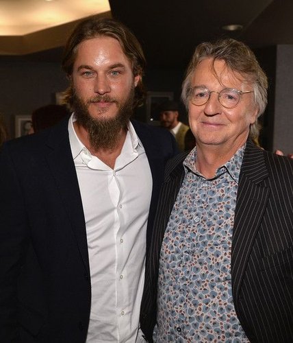 Travis Fimmel, que faz o papel de Ragnar Lothbrok, e Michael Hirst, criador da série. (Fonte: Pinterest/Reprodução)