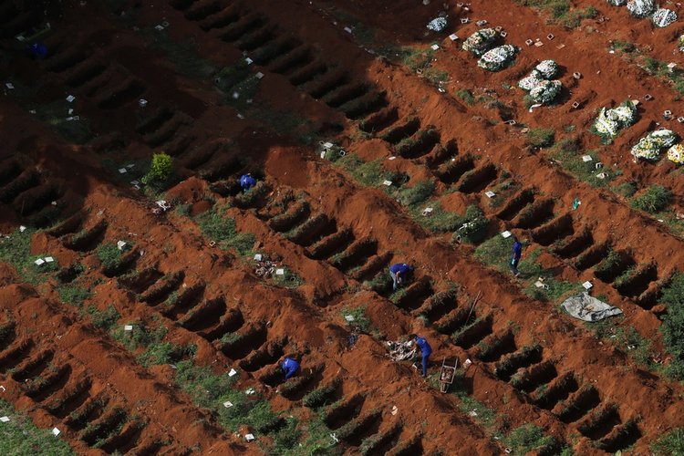 Coveiros abrem novas sepulturas no Cemitério de Vila Formosa (São Paulo), em abril.