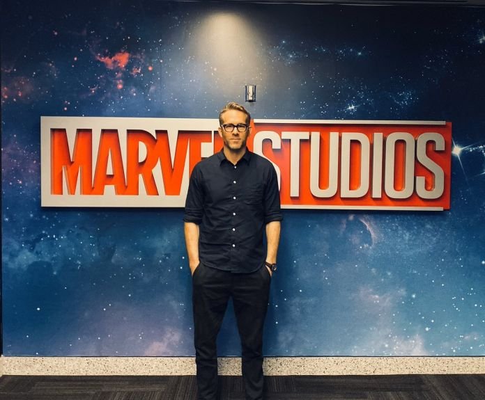 Ryan Reynolds durante visita ao Marvel Studios em 2019