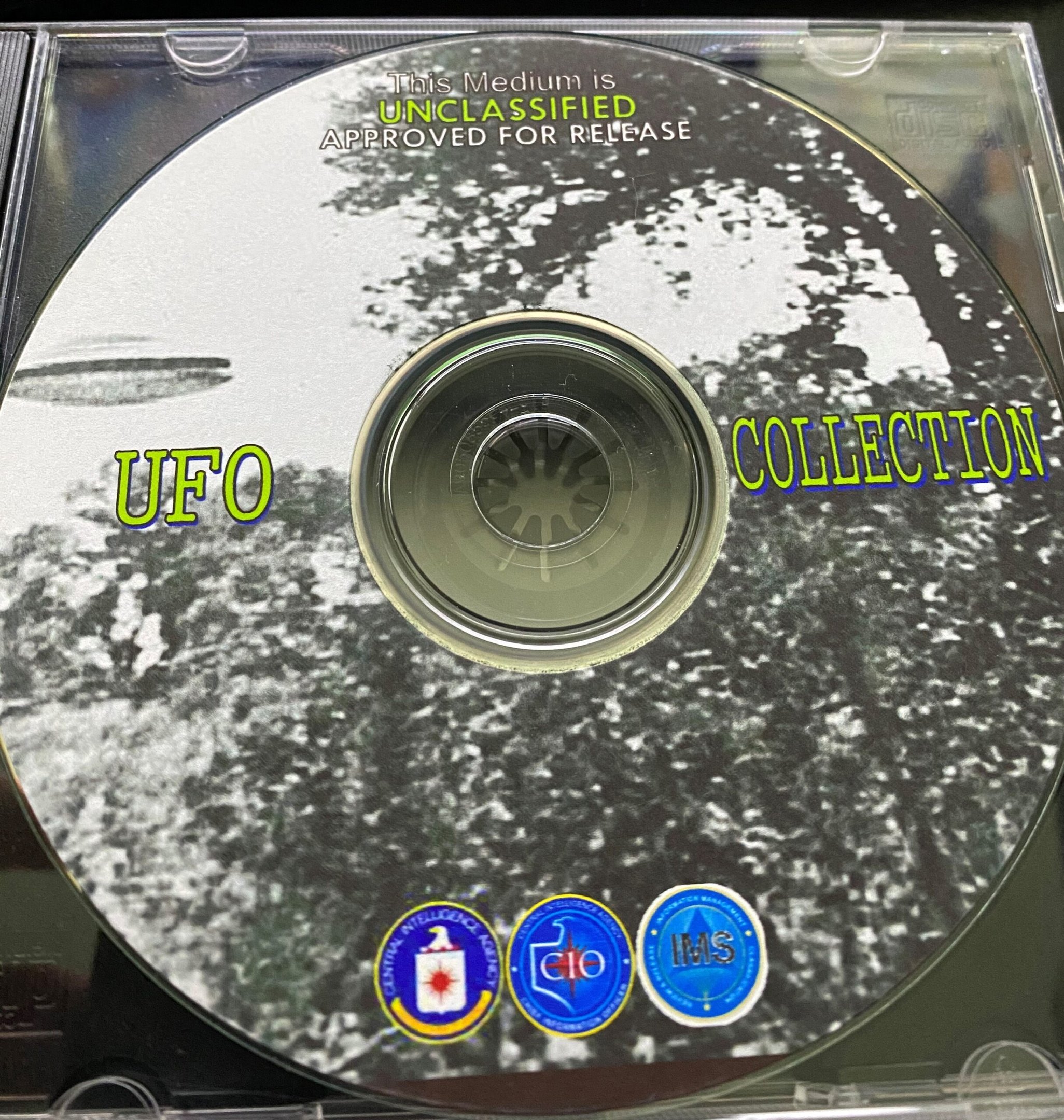 Foto do CD-ROM enviado pela CIA para o site
