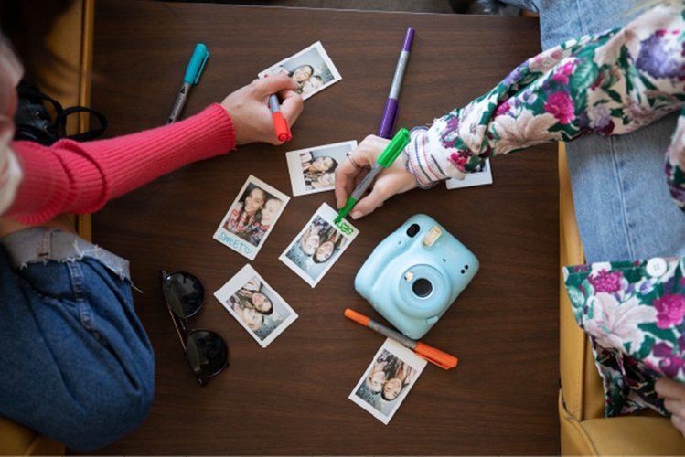 Essa câmera de fotos instantâneas é capaz de imprimir até 10 fotos com um único kit.