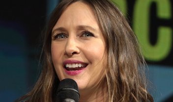 Gavião Arqueiro: Vera Farmiga aparece em vídeo de bastidores da série