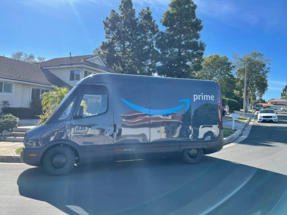 Van elétrica da Amazon já realiza entrega em alguns bairros de Los Angeles, nos EUA.