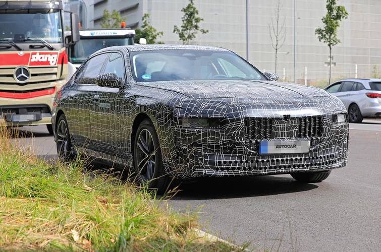 BMW i7 deve ser lançado em 2022.