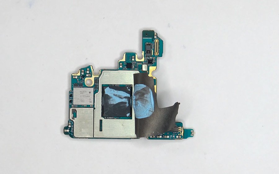 Chip Snapdragon 888 com pasta térmica e camada de grafite