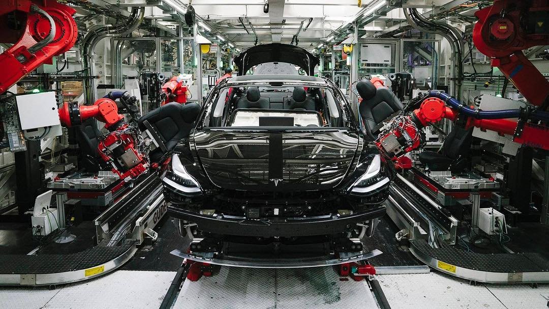 Musk diz que se inspira nas fábricas de brinquedos para construir os carros da marca.